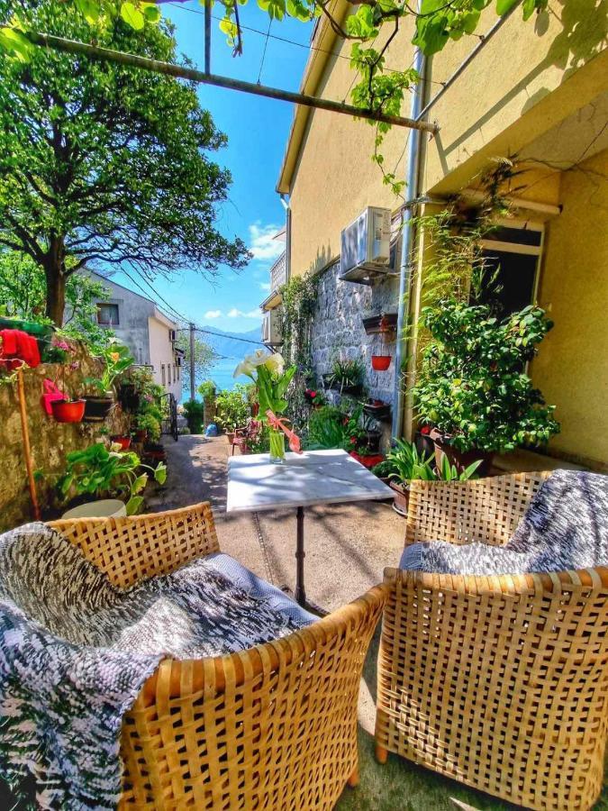 Apartment On The Shore Of The Bay Of Kotor With Free Wi-Fi Exterior foto